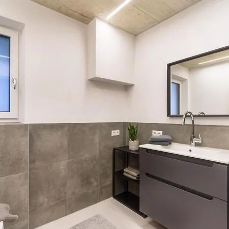Black Mountain Apartment Fuegen